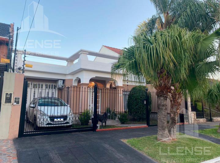 Casa · 200m² · 3 Ambientes · 2 Cocheras