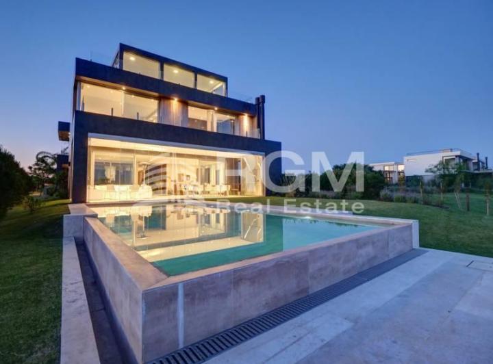 Casa · 415m² · 7 Ambientes · 4 Cocheras