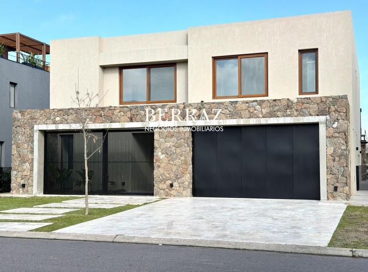 Casa · 430m² · 6 Ambientes · 2 Cocheras