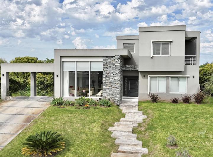 Casa · 220m² · 5 Ambientes · 2 Cocheras