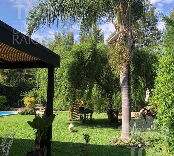 Casa · 800m² · 5 Ambientes · 6 Cocheras