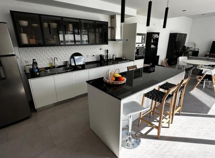 Casa · 180m² · 4 Ambientes · 2 Cocheras