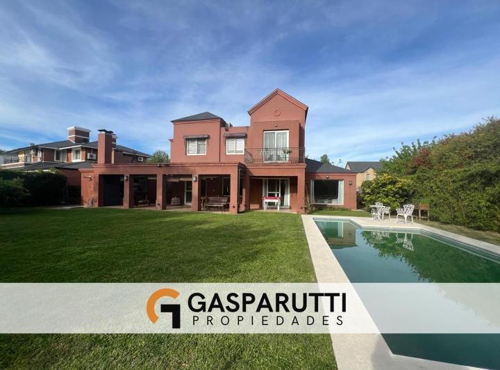 Casa · 250m² · 5 Ambientes · 2 Cocheras