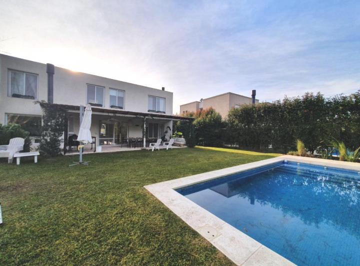 Casa · 230m² · 4 Dormitorios · 6 Cocheras