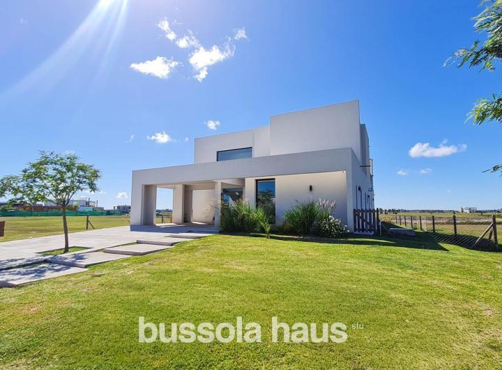 Casa · 246m² · 6 Ambientes · 6 Cocheras