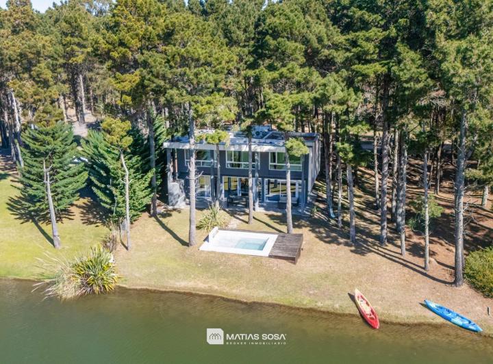 Casa · 226m² · 5 Ambientes · 4 Cocheras