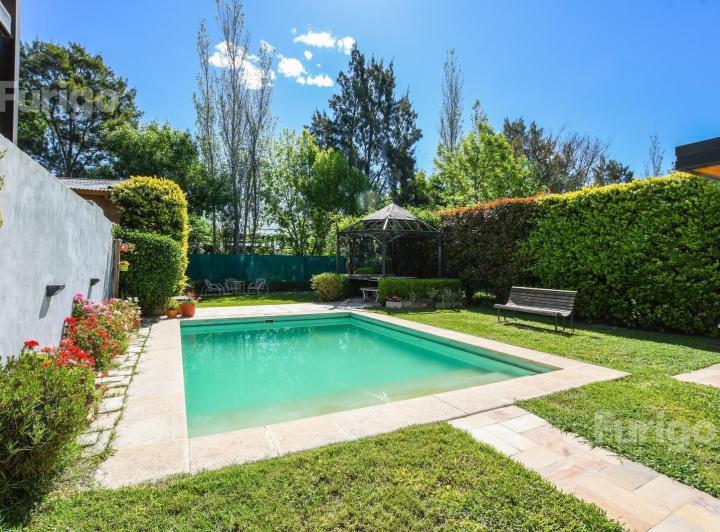 Casa · 135m² · 9 Ambientes · 4 Cocheras