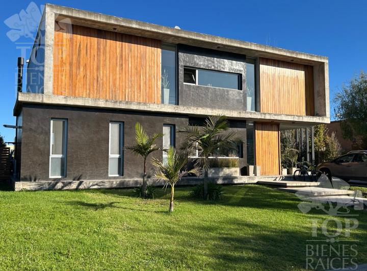 Casa · 248m² · 6 Ambientes · 4 Cocheras