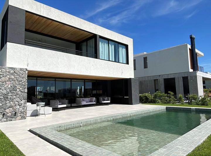 Casa · 360m² · 6 Ambientes · 2 Cocheras