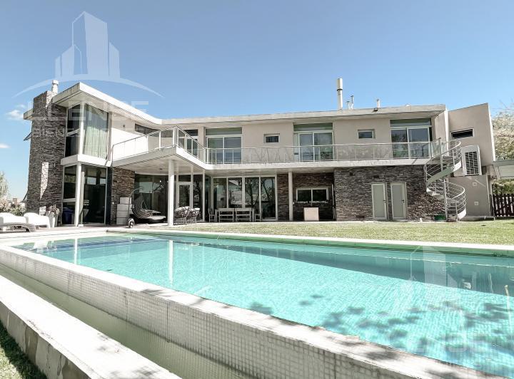 Casa · 311m² · 6 Ambientes · 2 Cocheras