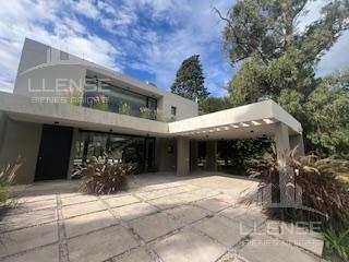 Casa · 204m² · 4 Ambientes · 2 Cocheras