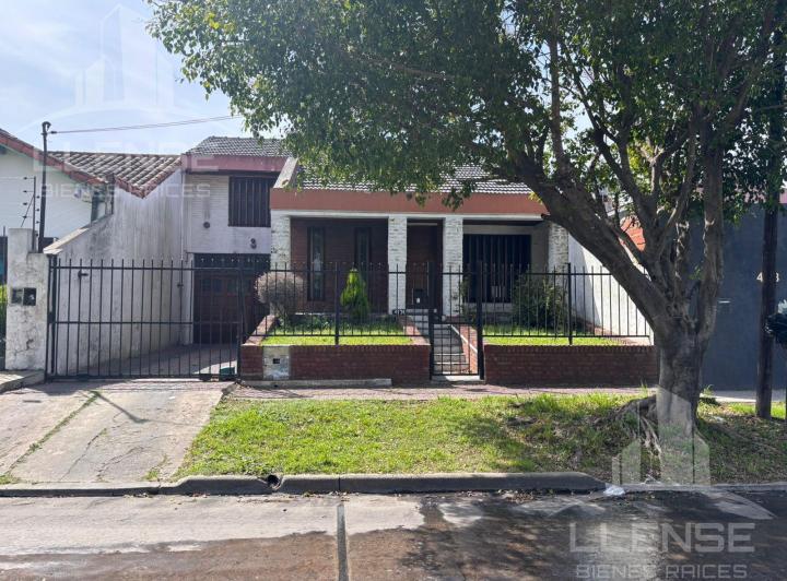 Casa · 140m² · 4 Ambientes · 2 Cocheras