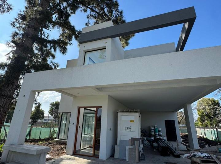 Casa · 245m² · 4 Ambientes · 2 Cocheras