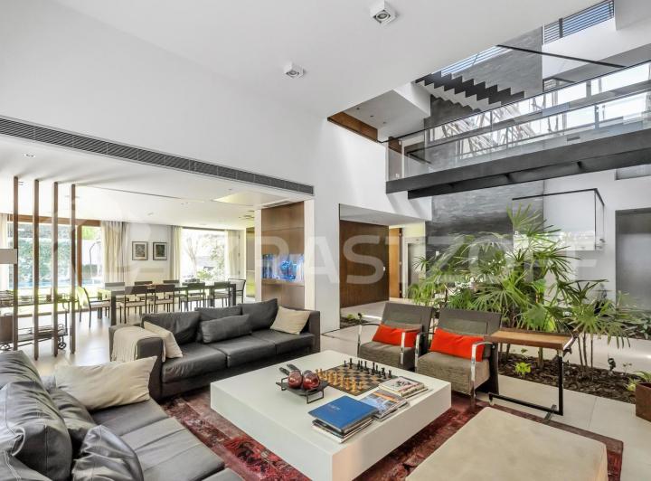 Casa · 753m² · 12 Ambientes · 6 Cocheras