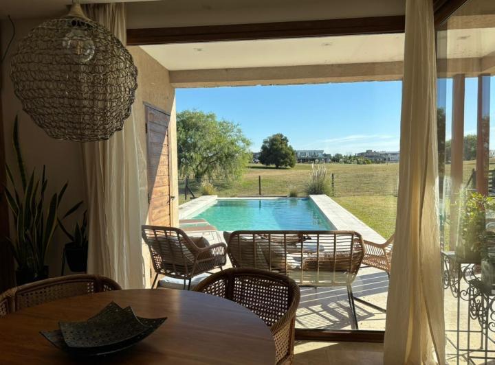 Casa · 400m² · 6 Ambientes · 1 Cochera