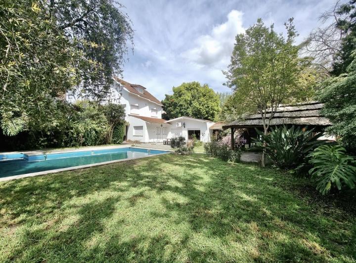 Casa · 387m² · 6 Ambientes · 4 Cocheras