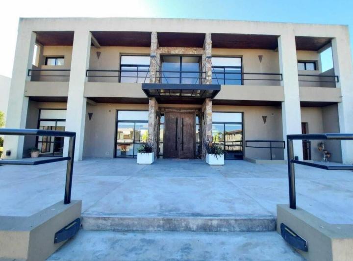 Casa · 271m² · 4 Ambientes · 1 Cochera
