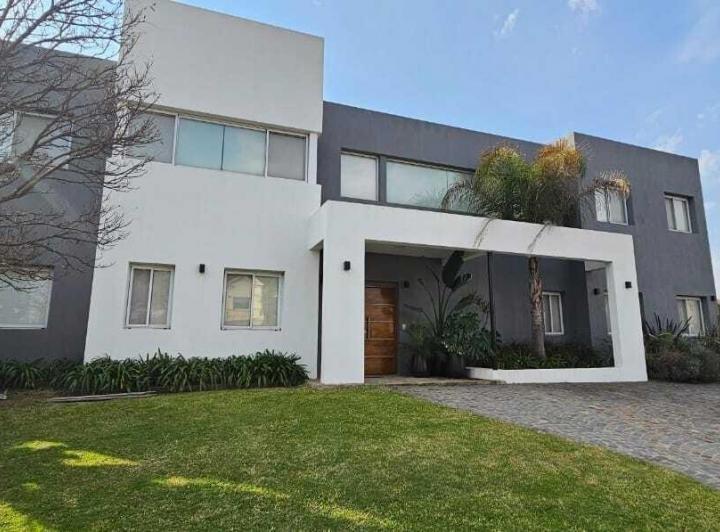 Casa · 355m² · 7 Ambientes · 1 Cochera