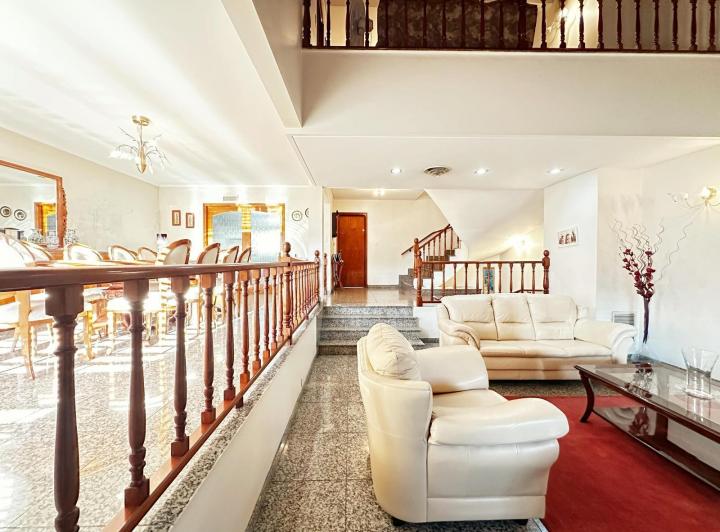 Casa · 390m² · 5 Ambientes · 3 Cocheras