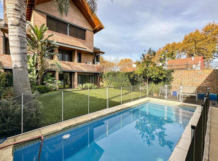 Casa · 700m² · 9 Ambientes · 3 Cocheras