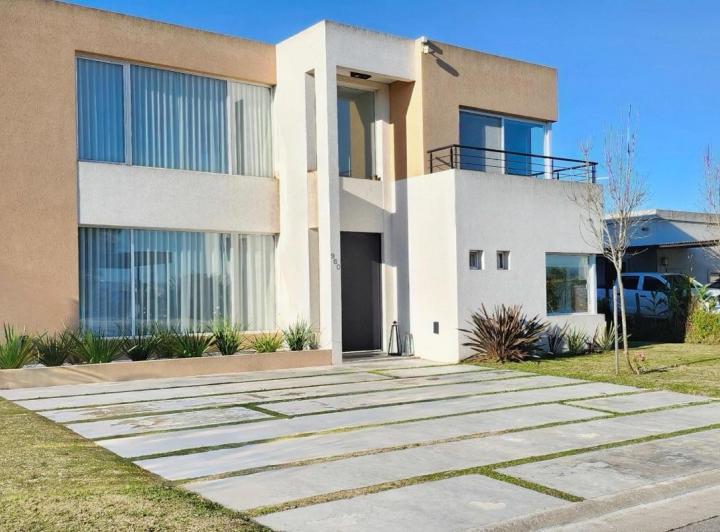 Casa · 171m² · 5 Ambientes · 2 Cocheras