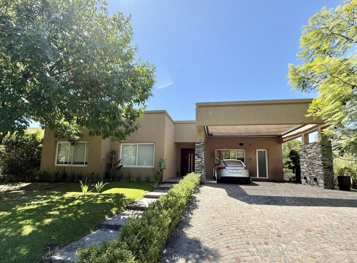 Casa · 190m² · 4 Ambientes · 2 Cocheras
