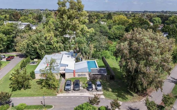 Casa · 350m² · 8 Ambientes · 1 Cochera