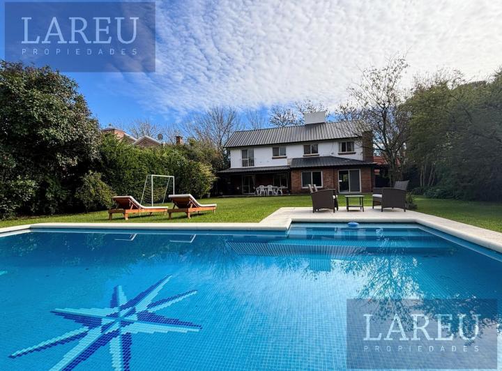Casa · 246m² · 6 Ambientes · 1 Cochera