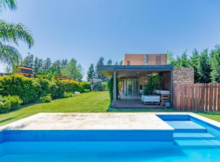 Casa · 170m² · 4 Ambientes · 2 Cocheras