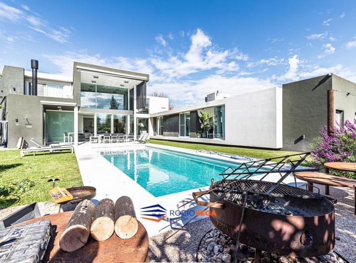 Casa · 390m² · 6 Ambientes · 2 Cocheras