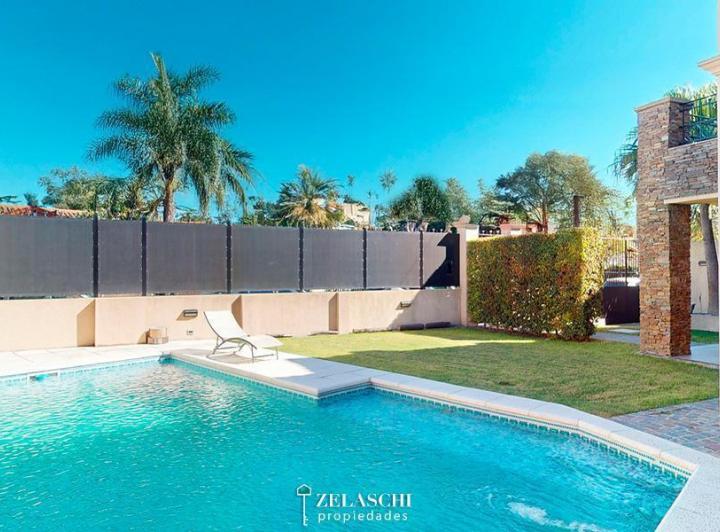 Casa · 295m² · 6 Ambientes · 3 Cocheras