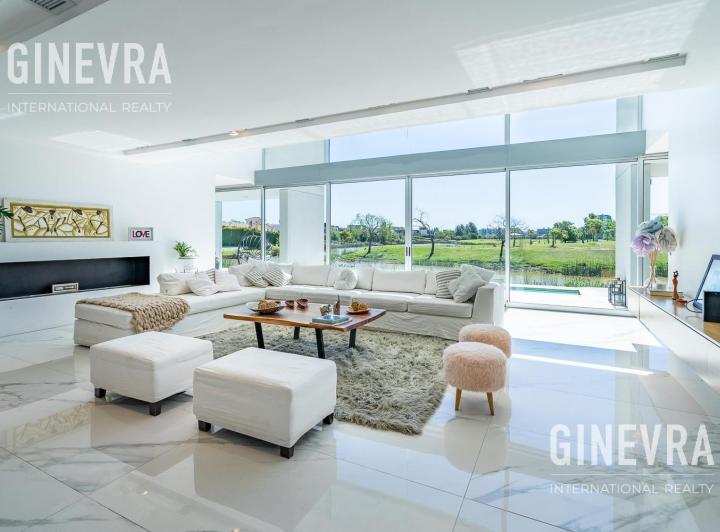 Casa · 552m² · 8 Ambientes · 3 Cocheras