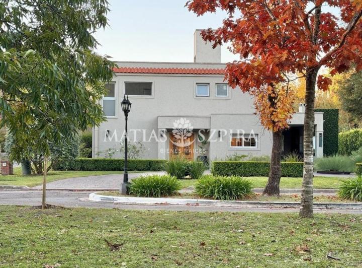 Casa · 204m² · 4 Ambientes · 1 Cochera