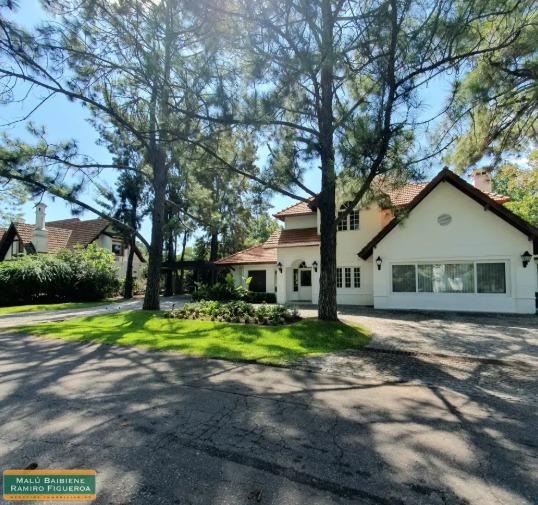 Casa · 350m² · 8 Ambientes · 2 Cocheras