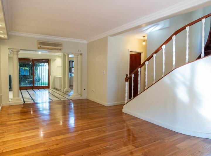 Casa · 230m² · 6 Ambientes · 3 Cocheras