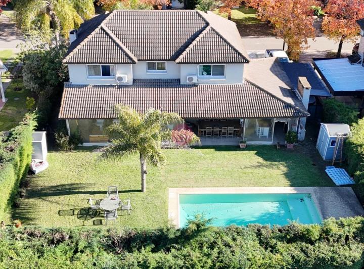 Casa · 300m² · 5 Ambientes · 1 Cochera