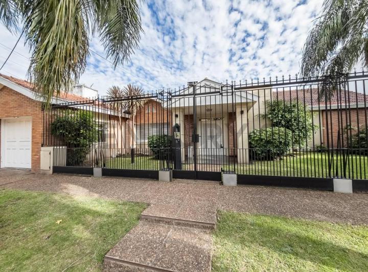 Casa · 258m² · 5 Ambientes · 2 Cocheras
