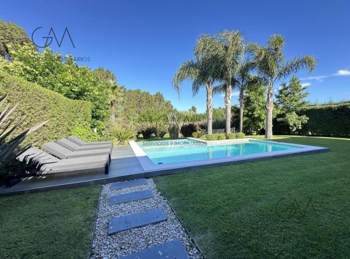 Casa · 270m² · 4 Ambientes · 2 Cocheras