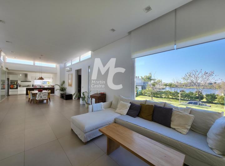 Casa · 210m² · 4 Ambientes · 2 Cocheras
