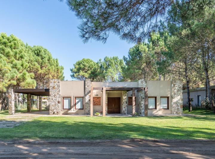 Casa · 260m² · 4 Ambientes · 2 Cocheras
