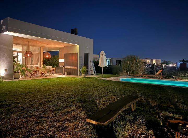 Casa · 180m² · 5 Ambientes · 3 Cocheras