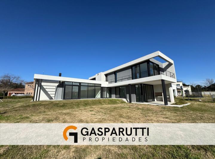 Casa · 245m² · 5 Ambientes · 4 Cocheras