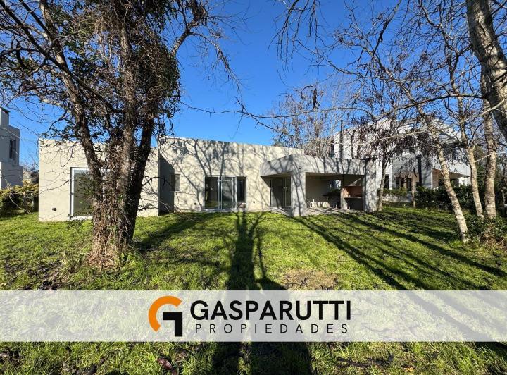 Casa · 203m² · 5 Ambientes · 2 Cocheras