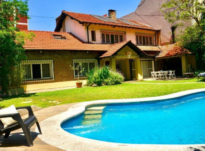 Casa · 350m² · 5 Dormitorios · 2 Cocheras