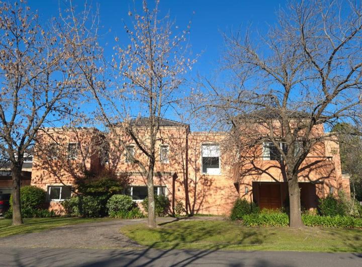 Casa · 550m² · 9 Ambientes · 3 Cocheras