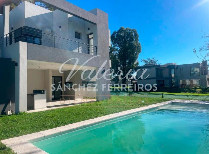 Casa · 245m² · 5 Ambientes · 2 Cocheras