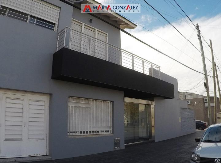 Casa · 200m² · 5 Ambientes · 4 Cocheras