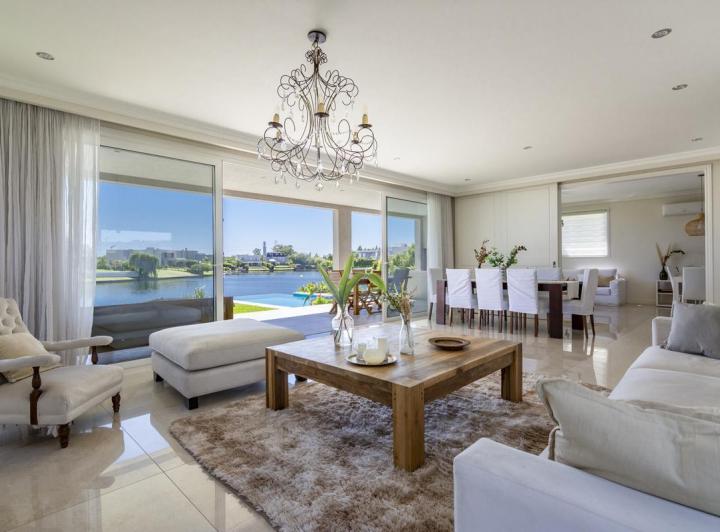 Casa · 280m² · 5 Ambientes · 2 Cocheras