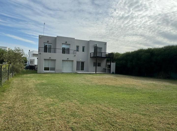 Casa · 200m² · 5 Ambientes · 4 Cocheras