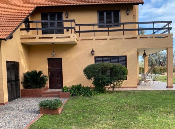 Casa · 200m² · 5 Ambientes · 2 Cocheras